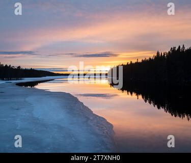 Canale che conduce al lago Likapera al tramonto, Finlandia, Europa Foto Stock