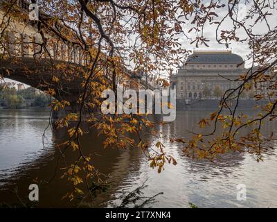 Most Legii (Ponte della Legione) e il Teatro Nazionale in autunno, Praga, Cechia (Repubblica Ceca), Europa Foto Stock