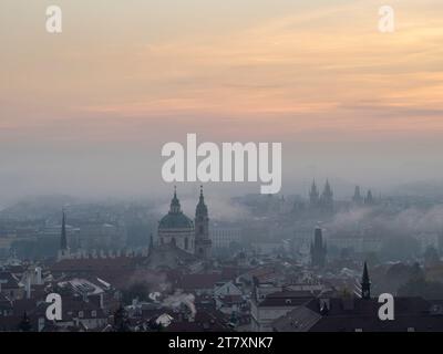 Vista delle guglie e delle torri di Praga nella nebbia mattutina dalla collina di Petrin, Praga, Cechia (Repubblica Ceca), Europa Foto Stock
