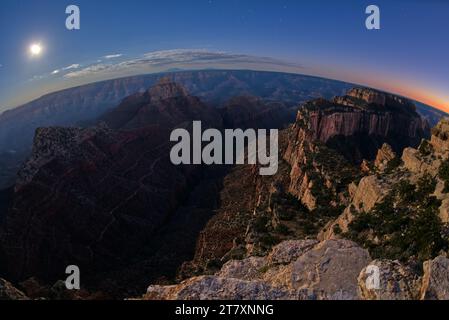 Vista da Cape Royal, sotto c'è il Vishnu Creek che corre tra il Tempio di Vishnu sulla sinistra con il Trono di Wotans sulla destra, il Parco Nazionale del Grand Canyon Foto Stock
