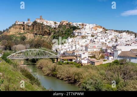 Vista su Arcos de la Frontera, regione di Pueblos Blancos, Andalusia, Spagna, Europa Foto Stock