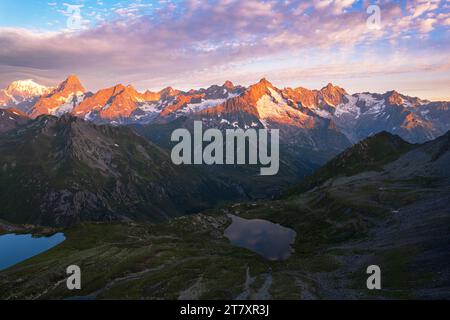 Vista aerea dei laghi di Fenetre e del massiccio del Monte bianco all'alba, della valle del Ferret, del cantone del Vallese, del col du Grand-Saint-Bernard Foto Stock