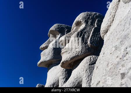 Statue moai contro un cielo blu, cimitero Makomanai Takino, collina del Buddha, Sapporo, Hokkaido, Giappone, Asia Foto Stock