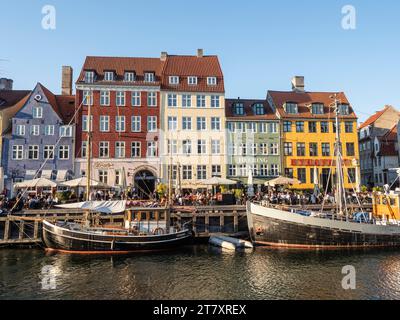 Serata al porto di Nyhavn, Copenaghen, Danimarca, Scandinavia, Europa Foto Stock