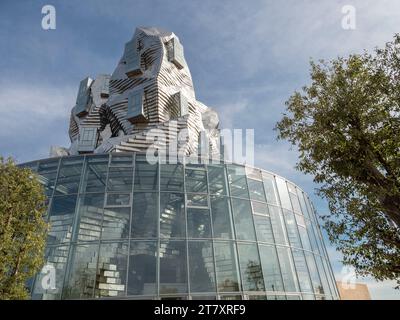 Frank Gehry's The Tower, LUMA Arts Centre, Parc des Ateliers, Arles, Provence, Francia, Europa Foto Stock