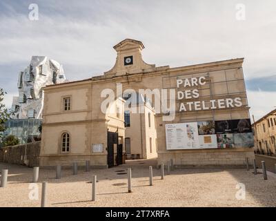 Ingresso al centro culturale Parc Des Ateliers con la torre LUMA di Gehry alle spalle, Arles, Provenza, Francia, Europa Foto Stock