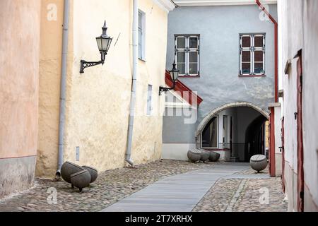 Splendidi e colorati vecchi edifici storici e una piccola strada acciottolata nella parte vecchia di Tallinn in una giornata estiva di sole, l'Estonia Foto Stock