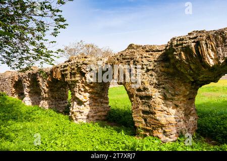 Rovine dell'acquedotto di grande ninfeo presso la Villa romana di Quintilii, via Appia, Roma, Lazio (Lazio), Italia, Europa Foto Stock