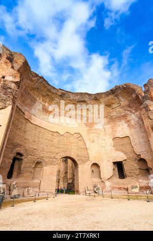 Palestra, ingresso arrotondato che serve il frigidarium, le Terme di Caracalla, patrimonio dell'umanità dell'UNESCO, Roma, Lazio, Italia, Europa Foto Stock