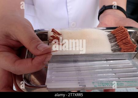 Agopuntura, centro medico tradizionale gestito da suore cattoliche domenicane, Bien Hoa, Vietnam, Indocina, Sud-est asiatico, Asia Foto Stock