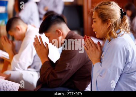 Adoratori alla cerimonia buddista, tu an tempio buddista, Saint Pierre en Faucigny, alta Savoia, Francia, Europa Foto Stock