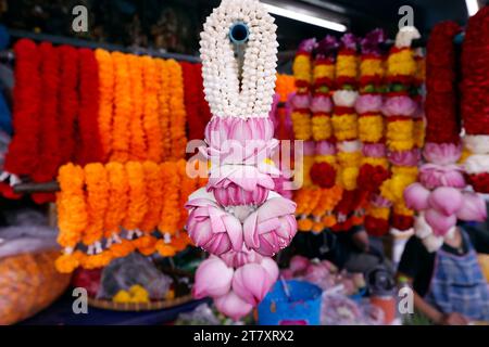 Ghirlande di fiori come offerte del tempio per la cerimonia indù, negozio di fiori indiani al Tempio di Sri Maha Mariamman, Bangkok, Thailandia, Sud-Est Asiatico, Asia Foto Stock