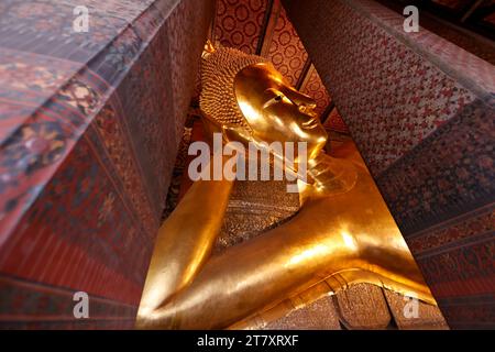 Wat Pho (Tempio del Buddha sdraiato), grande statua dorata di Buddha reclinata (Phra Buddhasaiyas), Bangkok, Thailandia, Sud-est asiatico, Asia Foto Stock