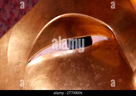 Wat Pho (Tempio del Buddha sdraiato), dettaglio dell'occhio della grande statua dorata reclinata del Buddha (Phra Buddhasaiyas), Bangkok, Thailandia, Sud-Est asiatico Foto Stock