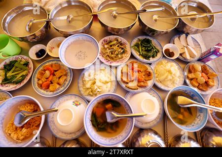 Offerte vegetariane, cerimonia buddista, Tinh That Quan am Pagoda, Dalat, Vietnam, Indocina, Sud-Est asiatico, Asia Foto Stock