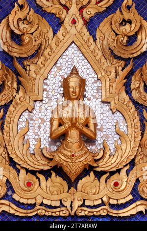 Dettagli tetto, Wat Phra Kaew (Tempio dello Smeraldo Budda), Bangkok, Thailandia, Sud-Est Asiatico, Asia Foto Stock