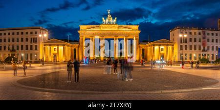 Vista della porta di Brandeburgo al tramonto (Brandenburger Tor), Mitte, Berlino, Germania, Europa Foto Stock