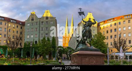 Vista su St Nicholas Church e St. George the Dragonslayer al tramonto, quartiere Nikolai, Berlino, Germania, Europa Foto Stock