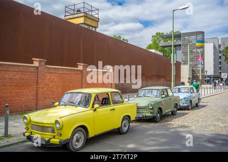 Veduta delle vetture Trabant al Memoriale del muro di Berlino, al Memorial Park, a Bernauer Strasse, Berlino, Germania, Europa Foto Stock