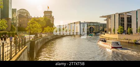 Vista del battello turistico sul fiume Sprea e sul Reichstag, edificio del Parlamento tedesco, Mitte, Berlino, Germania, Europa Foto Stock