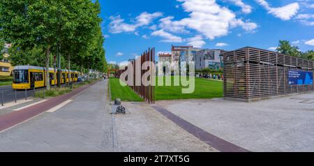 Vista del tram giallo della città al Memoriale del muro di Berlino, al Memorial Park, a Bernauer Strasse, Berlino, Germania, Europa Foto Stock