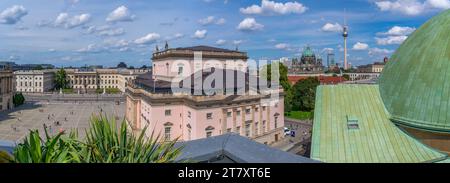 Vista di Bebelplatz, Berliner Fernsehturm e della cattedrale di Berlino dalla terrazza sul tetto dell'Hotel de Rome, Berlino, Germania, Europa Foto Stock