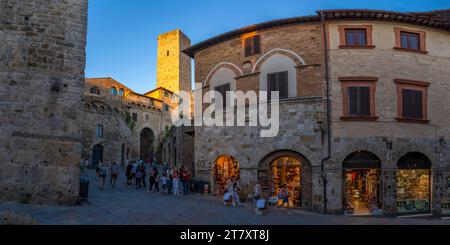 Vista del centro storico e delle torri di San Gimignano, San Gimignano, patrimonio dell'umanità dell'UNESCO, provincia di Siena, Toscana, Italia, Europa Foto Stock
