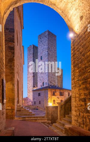 Vista delle torri in Piazza del Duomo al tramonto, San Gimignano, sito patrimonio dell'umanità dell'UNESCO, provincia di Siena, Toscana, Italia, Europa Foto Stock