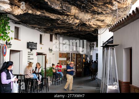 Strada con case bianche sotto una roccia a Setenil de las Bodegas, regione di Pueblos Blancos, Andalusia, Spagna, Europa Foto Stock