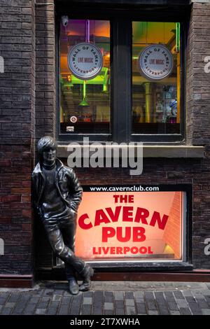 Statua di John Lennon fuori dal Cavern Pub, Matthew Street, Liverpool, Merseyside, Inghilterra, Regno Unito, Europa Foto Stock