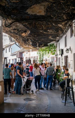 Strada con case bianche sotto una roccia a Setenil de las Bodegas, regione di Pueblos Blancos, Andalusia, Spagna, Europa Foto Stock