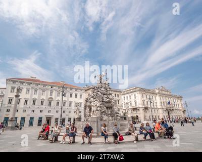 Palazzi e fontana, Piazza dell'unità d'Italia, Trieste, Friuli Venezia Giulia, Italia, Europa Foto Stock