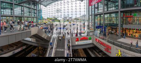 Vista dell'interno della stazione centrale di Berlino, Hauptbahnhof, Europaplatz 1, Berlino, Germania, Europa Foto Stock