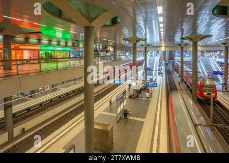 Vista dell'interno della stazione centrale di Berlino, Hauptbahnhof, Europaplatz 1, Berlino, Germania, Europa Foto Stock