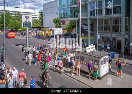 Vista sopraelevata di Checkpoint Charlie, Friedrichstrasse, Berlino, Germania, Europa Foto Stock