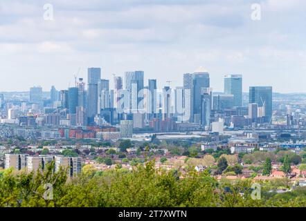 Skyline di Londra visto dalla piattaforma panoramica del Castello di Severndroog, torre gotica del XVIII secolo a Greenwich, Londra, Inghilterra, Regno Unito Foto Stock