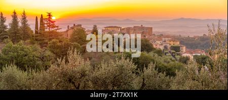 Vista dell'alba su Chianciano Terme, provincia di Siena, Toscana, Italia, Europa Foto Stock