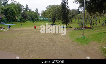 kodaikanal, india - 18 giugno 2023: Turisti che si godono il bellissimo parco di kodaikanal Bryant. Il posto migliore per coppie e anziani per famiglie di qualità Foto Stock