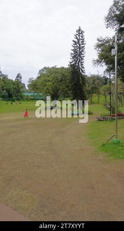 kodaikanal, india - 18 giugno 2023: Turisti che si godono il bellissimo parco di kodaikanal Bryant. Il posto migliore per coppie e anziani per famiglie di qualità Foto Stock