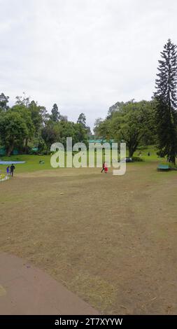 kodaikanal, india - 18 giugno 2023: Turisti che si godono il bellissimo parco di kodaikanal Bryant. Il posto migliore per coppie e anziani per famiglie di qualità Foto Stock