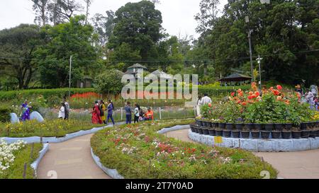 kodaikanal, india - 18 giugno 2023: Turisti che si godono il bellissimo parco di kodaikanal Bryant. Il posto migliore per coppie e anziani per famiglie di qualità Foto Stock