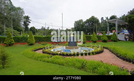 kodaikanal, india - 18 giugno 2023: Turisti che si godono il bellissimo parco di kodaikanal Bryant. Il posto migliore per coppie e anziani per famiglie di qualità Foto Stock