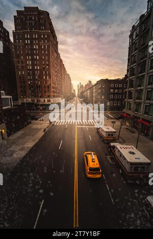 Un taxi giallo che guida lungo una strada vuota in una grande città Foto Stock