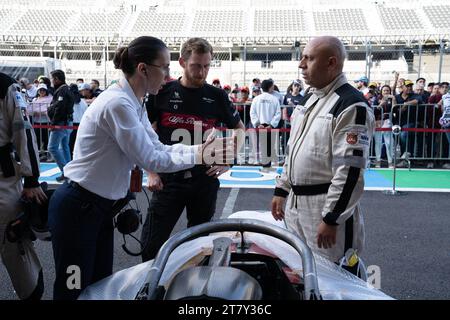 Il dottor Ana Belem Garcia Sierra, Chief Medical Officer, parla con Csar Gustavo Cabrera Escobar, Extrication Team leader e uno dei team Alpha Romeo prima della prova di estrusione, Mexican City Grand Prix, Messico, 26 ottobre 2023. Crediti: Lexie Harrison-Cripps Foto Stock