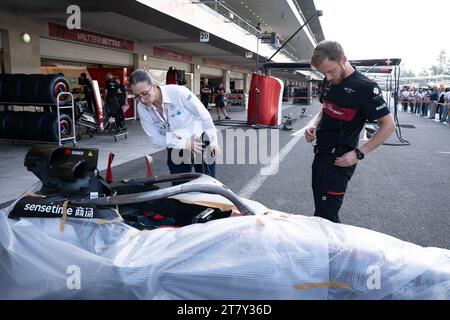 Il dottor Ana Belem Garcia Sierra, Chief Medical Officer, si consulta con uno dei team Alpha Romeo prima della prova di estrusione utilizzando una delle loro auto, Mexican City Grand Prix, Messico, 26 ottobre 2023. Crediti: Lexie Harrison-Cripps Foto Stock