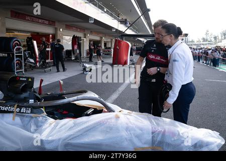 Il dottor Ana Belem Garcia Sierra, Chief Medical Officer, parla con uno dei team Alpha Romeo prima della prova di estrusione, Mexican City Grand Prix, Messico, 26 ottobre 2023. Crediti: Lexie Harrison-Cripps Foto Stock