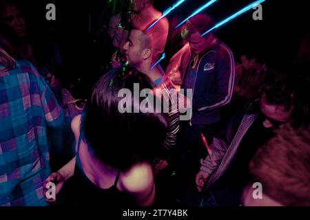 Le persone ballano al dubstep in Amazon Bar, Hanoi, Vietnam, Asia Foto Stock