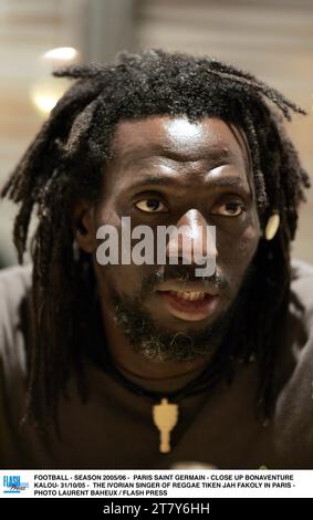 CALCIO - STAGIONE 2005/06 - PARIS SAINT GERMAIN - PRIMO PIANO BONAVENTURE KALOU- 31/10/05 - IL CANTANTE IVORIANO DEL REGGAE TIKEN JAH FAKOLY A PARIGI - FOTO LAURENT BAHEUX / FLASH PRESS Foto Stock