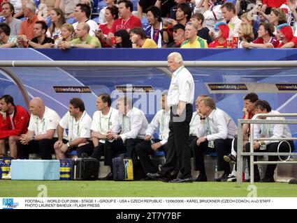 CALCIO - COPPA DEL MONDO 2006 - FASE 1 - GRUPPO E - USA / REPUBBLICA CECA - 12/06/2006 - KAREL BRUCKNER (ALLENATORE CECO) E PERSONALE - FOTO LAURENT BAHEUX / FLASH PRESS Foto Stock