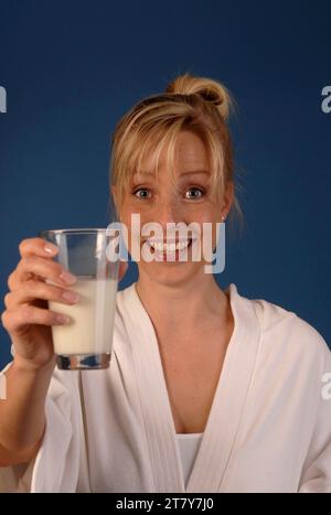 Junge Frau trinkt ein Glas Milch, BLF *** giovane donna che beve un bicchiere di latte, BLF 07000021 xH Foto Stock